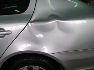 Помятый автомобиль